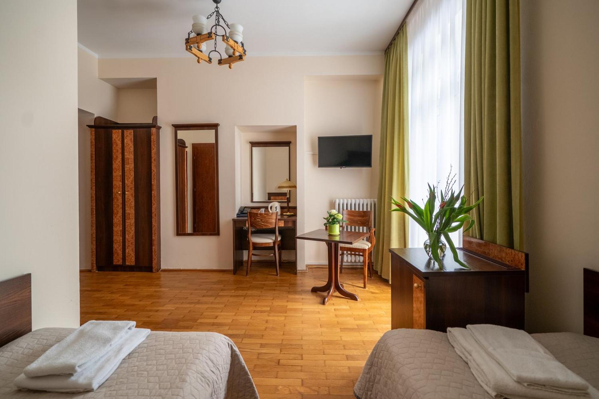 Twin Room,1665405871:JPEG